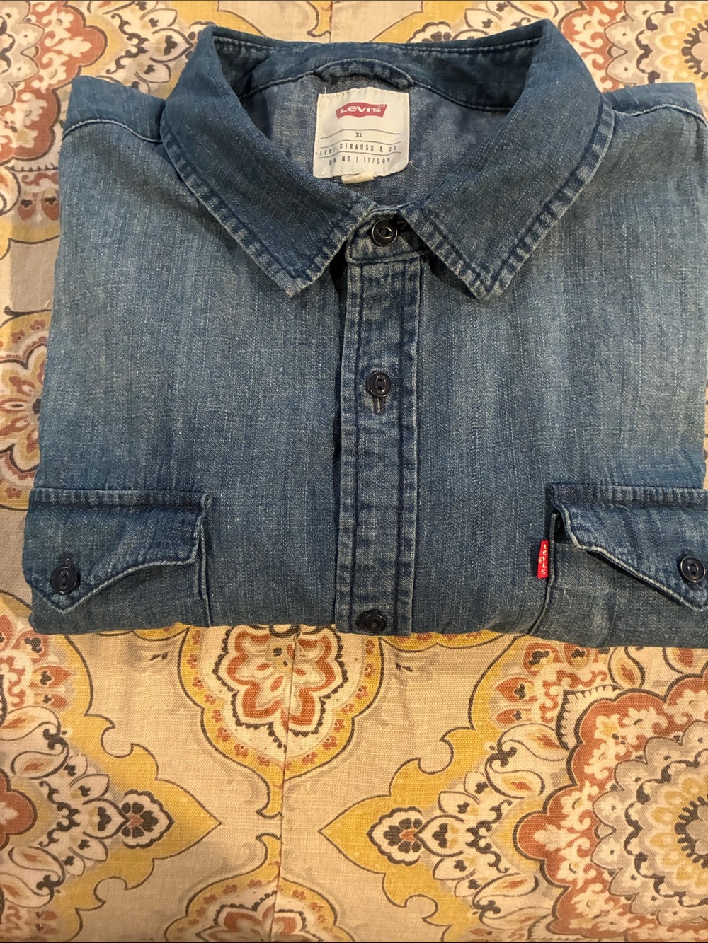 Levi's Men's Short Sleeve Denim Button-Up Shirt in Faded Blue
